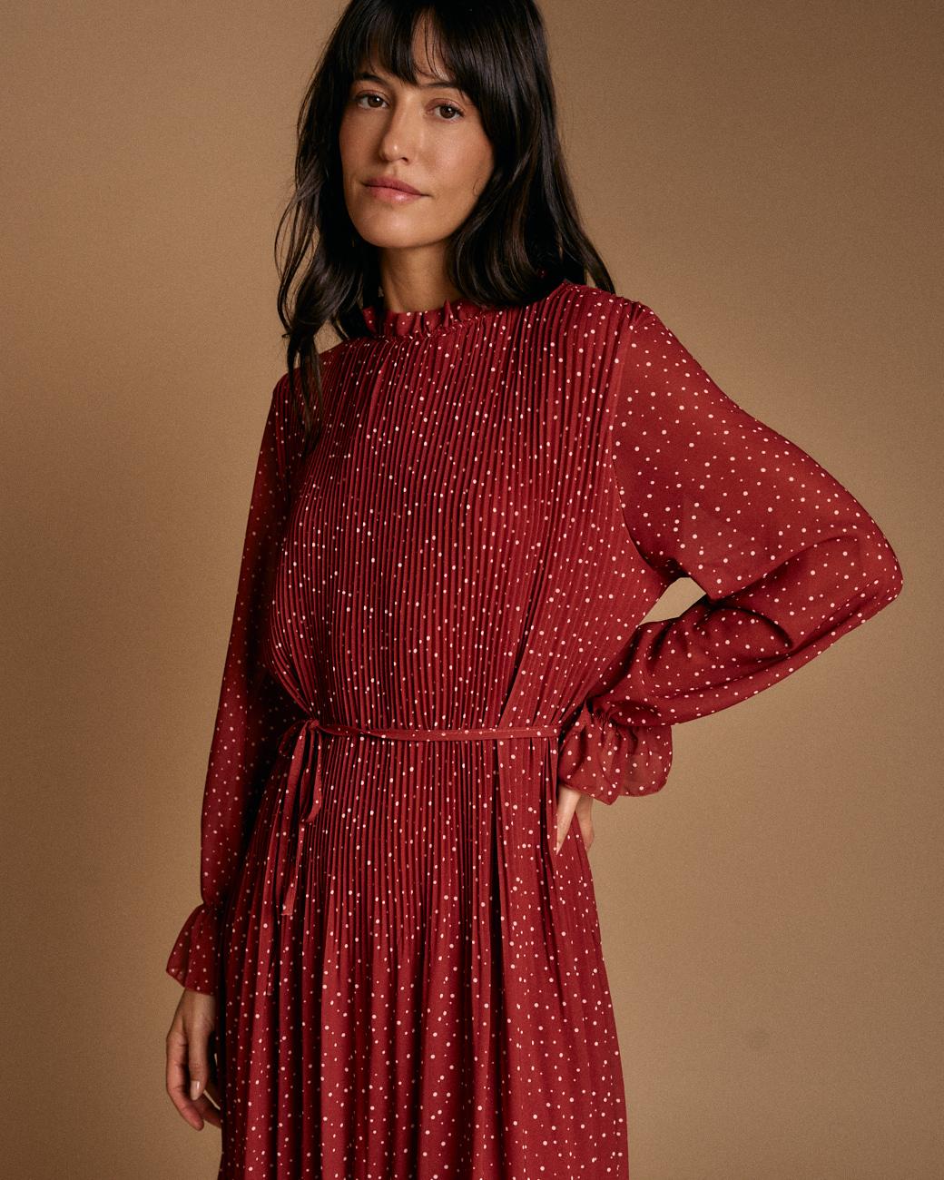 Kleid mit granatfarbenen Punkten