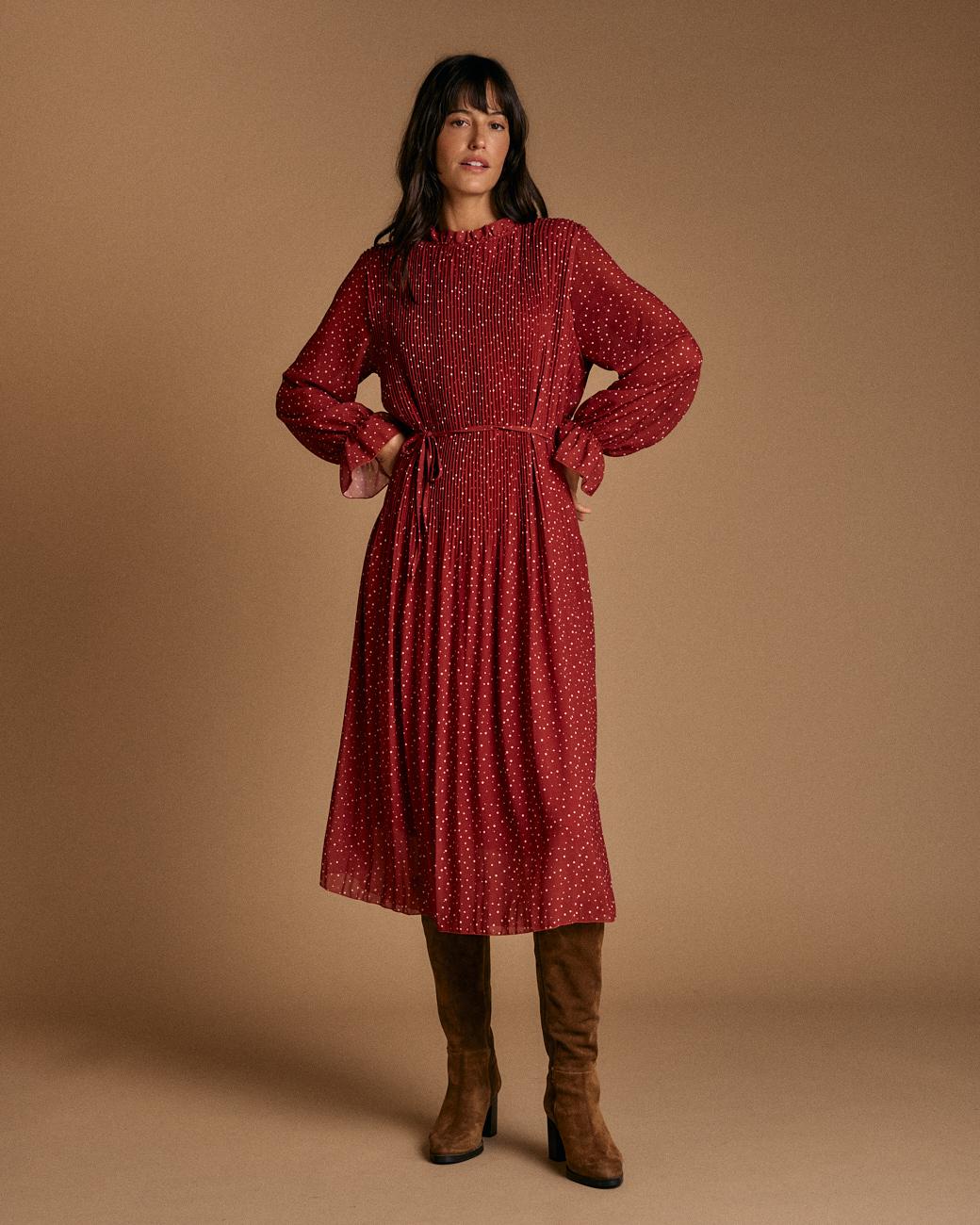 Kleid mit granatfarbenen Punkten