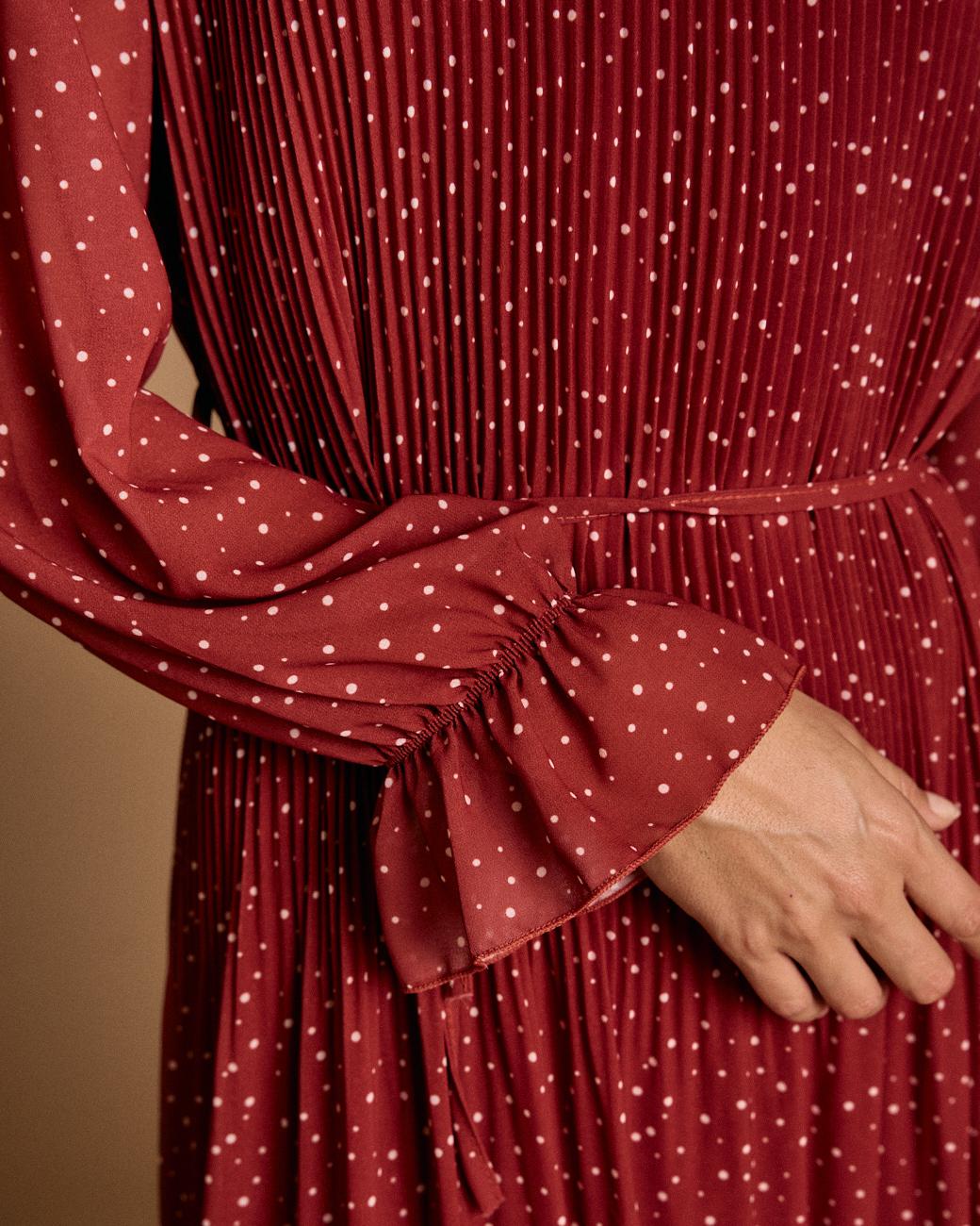 Kleid mit granatfarbenen Punkten